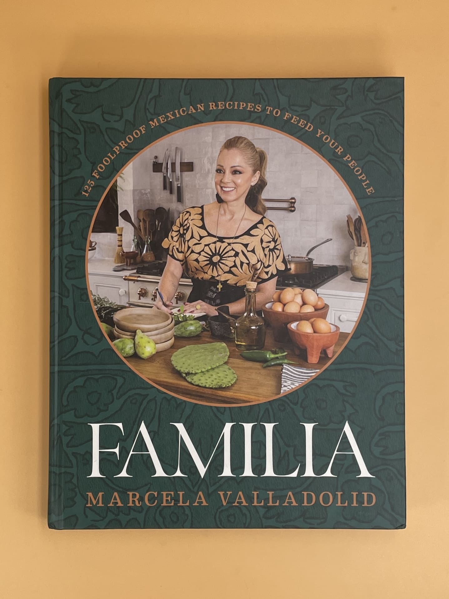 Familia: 125 Foolproof Mexican Recipes to Feed Your People (Marcela Valladolid)